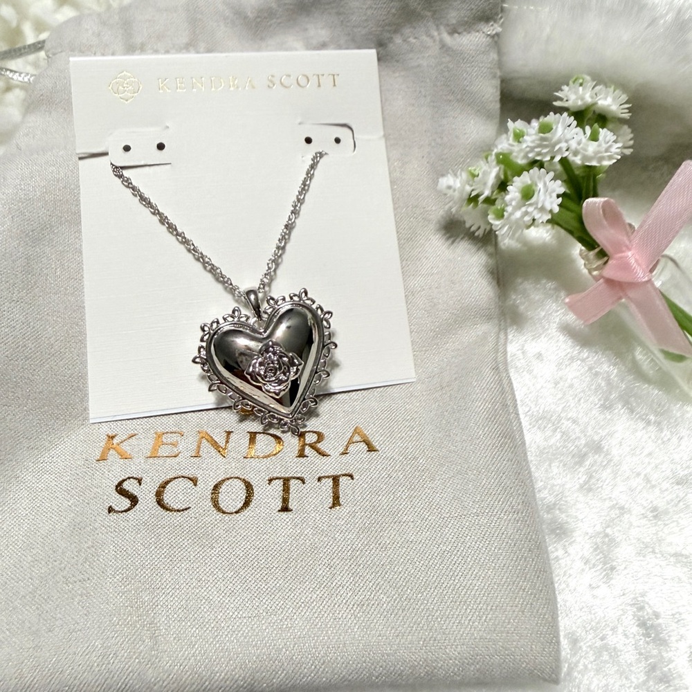 🩶🌸 Mallory Rose Locket Short Pendant Necklace from Kendra Scott.